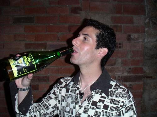 Miguelín con su mosto... (Venga, Miguel, dinos la verdad, ¿a que la botella de mosto solo era pa` despistar? a saber lo que había dentro...) - Fotolog