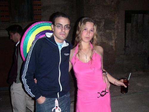 Fijaos en cómo está el muñeco que cuelga de Luis. No tendrá nada que ver con "la mujer de rosa"? - Fotolog