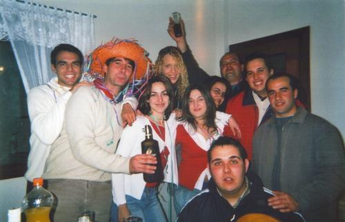 Bueno, a ver si animo un poco esto poniendo una foto de Nochevieja. Anda que... casi dan otra vez las uvas no la he puesto... - Fotolog