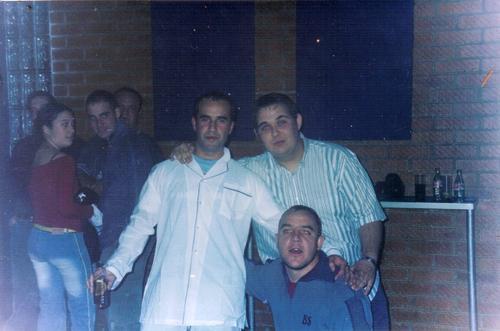 Pedazo regalo que nos dieron en el "Dos Duendes" por estar toda la noche tomando cubatas: un pijama con las típicas zapatillas de ositos y su respectivo orinal. Menos mal que en la foto no salen las zapatillas... - Fotolog