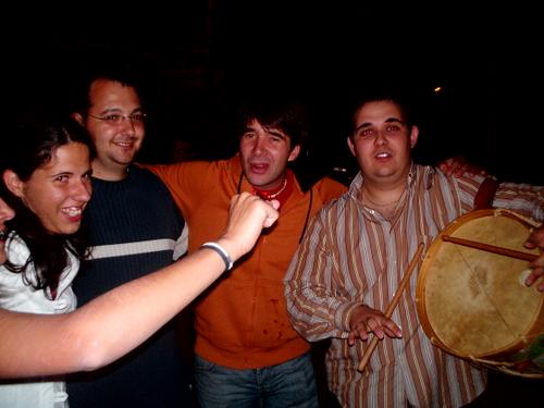 Y para hacer madrugar al pueblo, la típica alborada matinal... <BR>Aprovecho para deciros, que he creado un foro de Fonfría, ésta es la dirección: <A HREF=_http_/www.foros.net/fonfria.html_/index.html TARGET=_top>http://www.foros.net/fonfria.html</A> , poned el .html porque sino no entra. Espero que lo visitéis y escribáis mucho. Saludos gente. - Fotolog