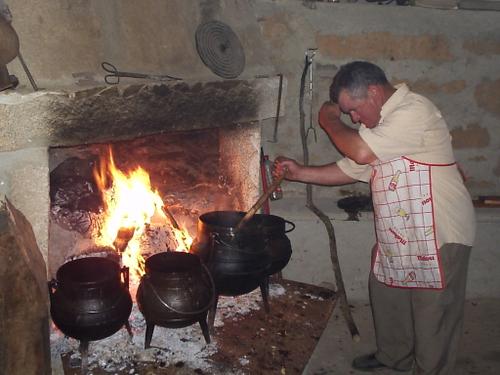 Pepe Arguiñano - Una pata de pollo, 2 rabos de rata, medio ojo de trilobite, removemos muy bien y a fuego lento, y lo tenemos preparado: Jabato a la fonfriana. <BR> <BR>Sin duda alguna el personaje del año en Fonfría. <BR> <BR>¿Qué os ha parecido la foto? envidiosos... - Fotolog