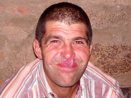 Mr Increible (i) - Otro de los nominados a ser personaje del año en la red. <BR> <BR>Podéis reiros, pero seguro que ninguno de vosotros es capaz de tocarse la nariz con la lengua, incluso sobrepasarla, como es el caso. <BR>De hecho llamé a Iker Jiménez, para que analizaran este hecho paranormal en su programa, pero al enviarle la foto, la rechazó por creerlo un montaje. <BR> <BR>En fin, Willi, Vicen, y demás competencia, solo deciros que... NO TENEIS NADA QUE HACER!!!! <BR> <BR>Un saludo a todos y Feliz Día de los Santos Inocentes! - Fotolog