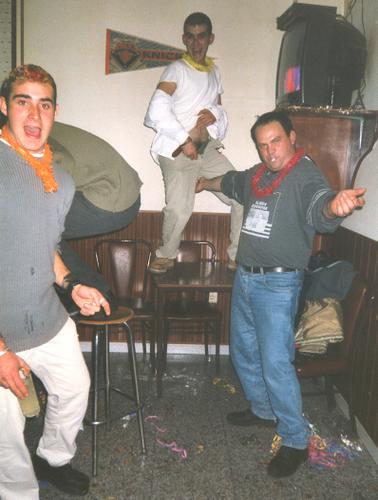 R.R. - Rubén Ramiro, sí señores, el mismo que hace 3 años desapareció y del que no se ha vuelto a saber casi nada. <BR> <BR>Ya que estamos próximos a la Nochevieja, esta foto fue hecha en el ya cerrado Bar El Puente, en una de aquellas noches antológicas y dignas de ser recordadas en los años venideros. <BR> <BR>En cuanto a la foto en si, mejor observarla detenidamente... ese streeptease semi-integral de R.R., ese pelo multicolor de Santiago, ese gesto casi obsceno del señor Gregorio... En fin, pura historia de Fonfría. <BR> <BR>Ah, y esta foto está en mi fotolog. <BR> <BR>Nos vemos bollycaos. - Fotolog