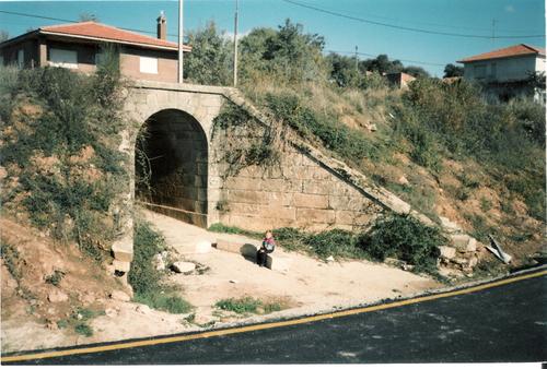 Qué gran puente aquel... - A falta de la actualización de los bollycaos con el supuesto bombazo, yo sigo a mi ritmo, esta vez con una instantánea menos espectacular, pero más nostálgica. <BR> <BR>Supongo que muchos de vosotros no os acordaréis de él, éste era el puente de la Castañal antes de que lo tiraran para hacer esa cosa que hay ahora, que más práctica puede ser, no digo que no, pero la belleza de aquel puente no será superada jamás por lo burdo y zafio del hormigón en la actualidad. <BR> <BR>Unos dicen que fue construido por los romanos, otros, que lo hizo el diablo en una sola noche, en cualquier caso, estaréis de acuerdo conmigo, en que ese momumento nunca debió ser derruido y que hoy en Fonfría tendríamos una obra de arte más que admirar. <BR> <BR>Que paséis buen domingo. Podéis ir en paz. <BR> <BR>P.D. Por cierto, alguien sabe quién puede ser el niño rubito allí sentado? - Fotolog