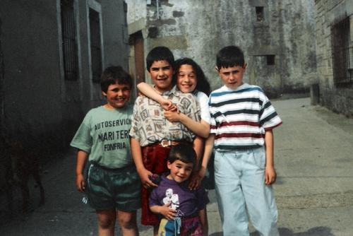 Como hemos cambiado.... - Revisando mi archivo histórico de Fonfría, me he encontrado con esta maravilla de foto, de hará por lo menos, 12 o 13 años. <BR> <BR>Supongo que identificareis a casi todos los de ahí, menos el que está más a la derecha, mi gran amigo Roberto Campos (menudas tardes nos pasábamos jugando a los Caballeros del Zodiaco) <BR> <BR>Bueno, examinando la foto a fondo, como ya ocurría con la foto de ayer, supongo que no os acordaréis de la camiseta que trae Francisquito, la que pone: "Autoservicio Maritere, Fonfría". Esas camisetas fueron hechas para el equipo de futbito de Fonfría, por atrás traían el número, como es lógico, y por alante lo que véis. Tampoco Francisco a cambiado mucho... casi ná. Y por último, lo que me gusta es la cara de José (de ahora en adelante PP), con lo majete que está en la foto y lo borrego que es ahora, jajajaja (es broma jasperín) <BR> <BR>Espero que os haya gustado la foto, y que dejéis vuestra rúbrica ahí debajo. <BR> <BR>Un saludo a todos, especialmente a los bollycaos. - Fotolog