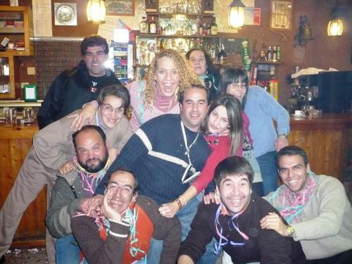 Feliz Año Nuevo!! - Bueno, ya comenzamos otro año, lleno de esperanza, de amor... <BR> <BR>- ¿Por qué no te callas? <BR> <BR>Vale, ya me callo. Como iba diciendo, ahí estamos nosotros, en el bar de Jose, aunque precismente Josema sale un poquillo tapado en foto. Tampoco sale el gaitas, artífice de la instantánea. <BR> <BR>En fin, un noche para recordar: muchas risas, muchas fotos (más de 180!) que ya iré poniendo por aquí, mucha gente y buen ambiente. <BR> <BR>Así que, ojalá que de hoy en un año, volvamos a estar de resaca relatando ya lo bien que nos fue la noche anterior. <BR> <BR>Feliz Año a todos y prósperos Reyes, para los que hayáis sido buenos. <BR> <BR>P.D. La foto de mañana, tela. - Fotolog