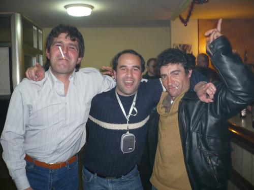 Norber & Saulo - Bueno chicos, lo he conseguido. He conseguido juntar a toda una estrella del Fotolog, Saúl, y a la revelación para la próxima temporada, Nober, y encima he logrado ponerme en medio y sacarme una foto,jejejeje. <BR> <BR>En fin, que lo más probable que es volvamos a ver fotos de estos dos personajes por aquí, porque tengo una de Saulo... Mejor no desvelar nada. <BR> <BR>Un saludo y hasta más ver, bollycaos. - Fotolog