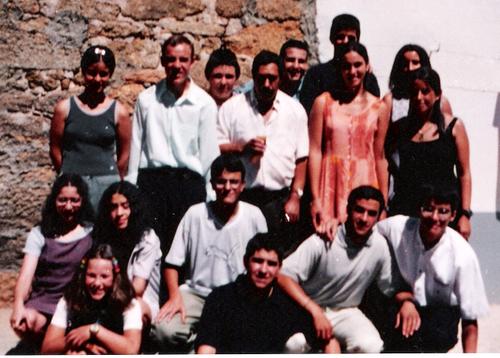 Peña El Atracón - Dejando a un lado la Nochevieja, sin olvidarnos de ella, os presento una gran foto de la primera peña que tuvimos allá en casa del tio bigotes. <BR>Quizás falte alguno de aquella primera versión, pero estamos la mayoría. <BR>Qué recuerdos de aquellas tardes de verano poniendo cartones, montando la barra (desmontándola Jorge con la cabeza), inlcuso poniendo carteles por todo el pueblo. <BR>En fin, que me pongo nostálgico... <BR>Un saludo a todos, y que continúe la batalla. - Fotolog