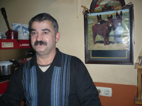 Ángel y cia - Saltándome las normas y dejando un día de actualizar (el ritmo que llevaba era brutal), os presento otra de mis joyas de la última nochevieja. <BR> <BR>Simplemente Ángel. Cuidao la de MahouŽs que nos ha servido este hombre en su vida. Y que me decís de la foto que tiene a su espalda?? no me aventuro a decir nombres, que después la gente se enfada, jajajajaja <BR>Y si no hubiera estado cogido el 81 en su cesta, otra más pa la saca. <BR> <BR>Venga chavales, Paz y Amor. - Fotolog