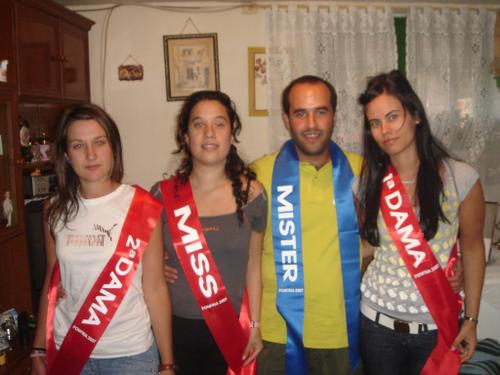 ¿Tongo? - Bueno, pues aquí va la foto (dedicada a Angelito) que demuestra que los verdaderos Mister y Misses de las fiestas pudieron no ser los elegidos al final. <BR> <BR>Debido a fuertes presiones políticas por parte de ciertos miembros del jurado, la comisión se tuvo que retractar de su primera lista, y convocar a los descartados en un principio. Es una pena, que la corrupción de los grandes certámenes de belleza, haya llegado ya hasta aquí. <BR> <BR>Mister, Misses: aunque otros dieron la cara por vosotros al final, nunca seréis olvidados, por ser los verdaderos ganadores. Siempre estaréis en nuestro corazón. <BR> <BR>Un saludo y más transparencia, señores. - Fotolog