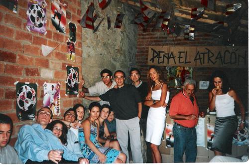 Peña el Atracón - Bueno majos, creo que ya es hora de regresar de mi retiro espiritual en el cual me he cuestionado mi vida y todas sus facetas, entre ellas la de volver a actualizar el fotolog. Supongo que ya imaginaréis lo que he decidido... <BR> <BR>Aquí os presento una gran foto de hace unos años en la Peña el Atracón, supongo que sería de las primeras veces que la hicimos en el local de Paco, después de nuestro paso por el de mi tío Manuel (Tío Bigotes pa' los amigos). <BR> <BR>Como podréis observar, el tiempo no pasa en vano, y sus estragos son visibles actualmente en el cuerpo y el alma de todos los presentes... <BR> <BR>Esperemos que esta peña (de lo poco que nos une a los de mi generación) se conserve muchos años y podamos llegar al "XXV Aniversario" con salud y ganas de fiesta. <BR> <BR>Un saludo a todos y perdón por mi tardanza. - Fotolog