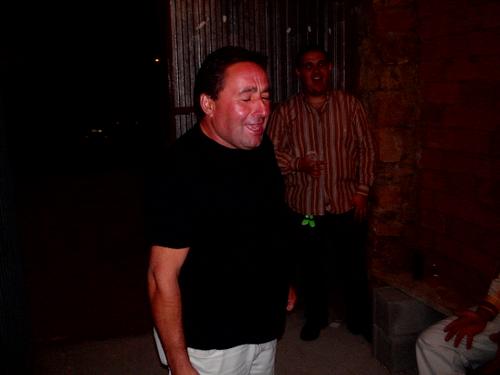 El gran Cipriano - Bueno, aquí estoy de nuevo, como véis el retiro me ha sentado muy bien y ya me he puesto las pilas para rescatar estas joyas de mi abarrotado disco duro. <BR> <BR>Aquí tenemos a Cipriano (Cipri pa' los amigos), alma y razón de ser de cualquier fiesta en la que se encuentre. Un personaje singular y buena persona donde las haya, creedme. <BR>Ojalá alguna vez tengáis la oportunidad de escucharlo contar chistes sobre vascos, es terrible (no te des por aludido Camaleón). <BR> <BR>¡¡¡Larga vida a Cipri!!! <BR> <BR>Un saludo colacaos. - Fotolog