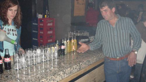 Saúl, el cubatas - Hacía ya mucho que no actualizaba con mi amigo Saúl, otro de los grandes en esto de las fiestas. <BR>Puedo afirmar, sin temor a equivocarme, que es el único hombre en la tierra que bebiendo 12 copas o no habiendo bebido ninguna, se le entiende lo mismo, o sea, casi na. <BR> <BR>Os dejo, que mañana madrugo, me voy a los carnavales de la Bañeza. Ya os pondre alguna foto. <BR> <BR>Venga maj@s, pasarlo muy bien. - Fotolog