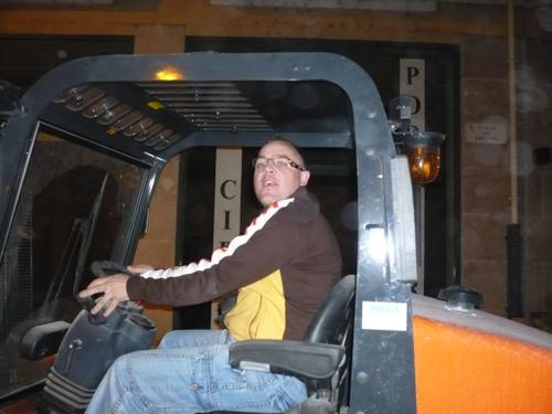 K'mión - Vamos a aprovechar que estamos en cuaresma pa actualizar con el único, incomparable, inconmensurable, y porqué no decirlo, un poco brutico: Jorge, alias K'mión (o por lo menos eso rezaba su camiseta de la peña). <BR> <BR>Mítico personaje del pueblo desde que llegó, cuando estábamos en 4º de EGB. Famoso por sus pinitos como futbolista con frases como: "Falta aquí, mecagüen dios!" o "Yo iba al balón" lo encumbraron como uno de los más temidos en dicha práctica, aunque como árbitro jamás será superado: hizo que se autoexcluyeran 2 equipos en el campeonato de Bermillo que ganamos nosotros, y directamente expulsó a Samir en el de Fonfría. Gracias Jorge, esos 2 títulos a tí te los debemos. <BR> <BR>Aunque por encima de todo serás recordado por la gran amistad que hemos tenido y espero que tengamos siempre. <BR> <BR>Sigue así colega, y el día 18 pa Madrid que nos vamos. <BR> <BR>Un saludo a todos y perdonad mi tardanza. <BR> <BR>Ciao bollycaos. - Fotolog