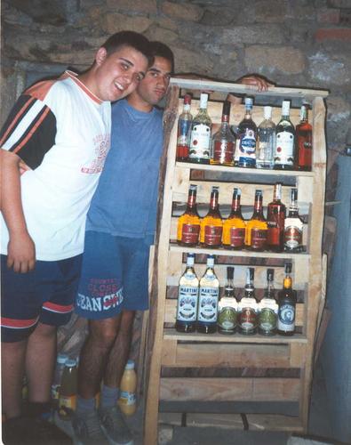 Fran, Francisquín, Franciskito, Paco y Pacote - Bueno, he aquí una de esas fotos que me hacen soltar una lagrimilla cada vez que la veo: <BR>Fran y yo, en la peña, el primer (o segundo) año que la hicimos allí abajo. Posando junto a la estantería a la que tanto tiempo dedicamos, junto con la mesa y los bancos, y que algún cafre le jodió la balda de abajo (véase la cinta aislante). <BR> <BR>Poco hay que decir de este hombre, uno de los pocos supervivientes del pueblo, amante del buen beber y del buen yantar, aunque sin mucha suerte con los ordenadores: "Yo como el tonto macho, lo que no me pasa a mi no le pasa a nadie" (palabras textuales). <BR> <BR>En fin, mi tributo a Paco, segundo de la semana (el primero a Cami), y así he de seguir hasta que os ponga a todos. Rezad para que me caigáis bien... <BR> <BR>Un saludo a todos. - Fotolog