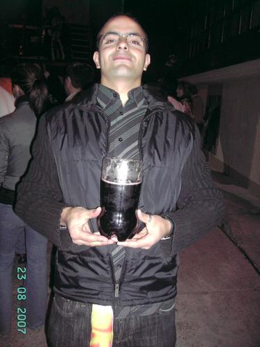 Don Luis - Ya que todos habéis actualizado con una foto de Marta, por ser hoy su cumpleaños, y aunque esa también era mi primera opción para el día de hoy, la he desechado por falta de material "decente" sobre dicha persona (el que tengo puede ser hiriente, y como mi relación con ella es ya de por si es muy fluida {nótese mi ironía}) he decidido postponerla y decicarla hoy a el gran Luis (Luisgre para el resto de los mortales). <BR> <BR>La foto poco tiene que comentar, Luis con su particular cáliz, relleno con su particular sangre y posando por su particular pose. Estoy por apostar que si cada uno de los que le dió un trago a la semi-botella le hubiera dado 5 euros, le habría puesto unas llantas nuevas al coche. <BR> <BR>Aunque ahora ya estamos subdivididos en grupos en el pueblo, tengo gratos recuerdos en la peña del tio bigotes con él, con la radio, los eruptos, los Vengaboys, la lechuza, la limonada,... En fin, inmemoriables tardes que serán recordadas "per secula seculorum". <BR> <BR>Hasta aquí mi tributo al nieto de Teresa. Nos vemos amigo. <BR> <BR>Un saludo a todos, y hasta la próxima. <BR> <BR>P.D. No me he olvidado de ti: Felicidades Marta, ya te queda menos para poder beber y fumar legalmente, 2 años pasan en na. Que cumplas por lo menos 7 veces más tu edad. <BR>16 besazos. - Fotolog