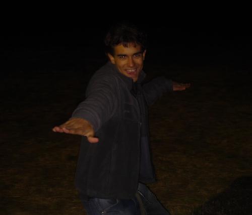 Will, Willi, Guillermo, Guille, Edu, colacao y bollycao - Lo prometido es deuda, aunque ya un poco tarde. Ya se sabe, un día como hoy, está uno más deprimido que de costumbre, y encima tengo que actualizar con éste especímen en el día del amor y del qué feliz soy con mi pareja porque le regalo unas bragas. <BR> <BR>Bueno, centrémonos. En primer lugar, he escogido esta foto porque es, de las que tengo, en la que más desfavorecido sales, y ya que todos los que han actualizado contigo lo han hecho resaltando tus encantos, yo voy a hacer lo contrario, pa variar. <BR>Diría que te pareces al elfo doméstico de la segunda parte de Harry Potter, esto... como se llamaba... Doby, eso es. Tienes esa cara que se le pone a la gente cuando baja a la Era de madrugada y aspira la brisa nocturna que huele a boñiga de vacas del Cholas junto con alguna copilla de más. <BR> <BR>Ya paro de meterme contigo, es suficiente por hoy. Por otro lado nos encontramos a una maravillosa persona, amigo de sus amigos, buena gente donde los haya, merengue hasta la médula y defensor de futbolistas marginados por la aficción. Ver los partidos sin ti no tiene la más mínima gracia, así que deseo y espero que el sábado nos acompañes, bebamos en guerra y cenemos en paz. <BR> <BR>Hasta aquí mi tributo a uno de los personajes más apreciados del pueblo (esperando que no se le suba tanta fama y cariño a la cabeza, jeje) <BR> <BR>Mañana, ya veremos. Un saludo a todos y que Dios os coja confesaos. <BR> <BR>P.D. El domingo si tengo ganas, no me tienta el acohol ni el sueño, y subes hasta el frontón, igual (10% de posibilidades) me animo ha echar unas pataditas. - Fotolog