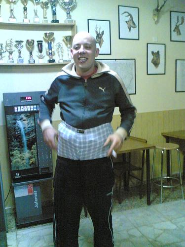 El Calvo - Con la poca aceptación que ha tenido la foto de Willi, con solo 3 comentarios, uno de ellos de alguien que no conozco y que es como si se hubiera equivocado de flog, siento tener que bajar hoy el nivel y poner una foto de este tipo, un híbrido entre el calvo de la lotería y el malo de supeman, pero con denominación de origen, claro está. <BR> <BR>Quizás le recodéis por aquel multipremiado vídeo que circula por Youtube en el que gana aquel particular concurso de calzones. A raiz de aquello, adquirió tanta fama que incluso Ibáñez lo quiso contratar de Mortadelo para su última película, pero lo rechazó por no caerle bien Filemón y tuvieron que coger a un actor de 2ª fila que se le pareciera para el papel. <BR>Localmente es más conocido por ser uno de los mejores contadores de chistes de la comarca, incluso fuera de ella ha triunfado en varias ocasiones. Como asíduo oyente suyo, creo que nadie debería dejar este mundo sin haber escuchado el del "kilo mierda" de su boca. <BR>Actualmente, está inmerso en un nuevo deporte, inventado por él mismo, el "sofing", y a pesar de la mucha competencia que existe, con trabajo y muchas horas de entrenamiento, creo que podrá llegar a estar en lo más alto. <BR> <BR>Dejándonos de mamarrachadas, solamente decir que detras de ese gran curriculum hay una gran persona, por dentro y por fuera, que siempre está ahí cuando lo necesitas, un "alonsista" acérrimo y nuestro calvo preferido. <BR> <BR>Hasta aquí mi homenaje al hijo de la Luci, David el Grande. <BR> <BR>Mañana, dios dirá. <BR> <BR>Un saludo pelotudos. <BR> <BR>P.D. Actualmente David se encuentra en estado de soltería, disponible para las que se le quieran ajuntar. Está aprendiendo a manejar maquinaria pesada, así que el peso es lo de menos... Llamadle. - Fotolog