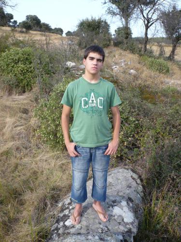 Jasper, José y Pepe - Cada vez estoy más vago a la hora de actualizar: "Esta noche actualizo", se llegan las 4 de la madrugada y mañana será otro día, así 10 días seguidos, pero que malo es el turno de tarde. Las musas, que esa es otra, últimamente no me vienen a visitar, y mi inspiración decae por momentos. Esperemos que me quede alguna para escribir lo que viene a continuación... <BR> <BR>Siguiendo con lo que ya es tradición y costumbre en éste mi fotolog, hoy nos vamos a centrar en otro particular personaje del pueblo. Este ser, el cual se alimenta básicamente de macarrones, patatas fritas y cocacola, vive en el barrio de la Quinta, dicho sea de paso, que su reputación (la del barrio) está en entredicho, y se llama José, o al menos eso dice su partida de nacimiento. <BR>En la imagen podéis admirar el bonito paisaje de los campos fonfrianos. Y ahora que lo pienso, porque escogería yo esta foto... <BR> <BR>Antes de que José se me enfade y no me vuelva a hablar, vamos a darle otro enfoque a esta redacción. <BR> <BR>Más listo de lo que aparenta y menos de lo que él piensa, Jasper es una de esas personas que aún se preocupa por la diversión de los vecinos del pueblo. Siendo uno de los más importantes integrantes de la comisión de fiestas, la verdad es que tenemos que agradecerle el entusiasmo puesto en las fiestas '07, es más, animarlo para que en el 2008 las organicen más largas y mejores. Desde aquí quiero colaborar proponiendo el concurso de repique de campanas y, si es posible, el del tanga más pequeño. <BR> <BR>Dada la fervorosa actividad del los habitantes del pueblo en época invernal, su rutina diaria pasa por ir al cole, comer, echar la siesta, chatear un rato, actualizar el fotolog, meterse conmigo, echar la partida al tute en el bar de Paco con Willi (prepárate Paco, que este año tenemos más competencia), estudiar, cenar y dormir. La de cosas que se pueden hacer en un solo día, para que luego diga que el pueblo es aburrido. <BR> <BR>Y ya para terminar, decir solamente que, aun dejando mucho que desear por los maltratos psicológicos que de él recibo, este primo mio es una buena persona, aunque a veces cueste encontrarla. Simpatizante del barça (siempre pensaré que es por llevar la contraria), Sim-adicto, no-firmante de mi fotolog, monaguillo ocasional y gran aficionado a los coches: así es José. Y que siga siendo así mucho tiempo. Un abrazo majete. <BR> <BR>Hasta aquí mi más que merecido homenaje al hijo de Magdalena. <BR> <BR>Un saludo a tod@s y hasta la próxima. <BR> <BR>P.D. "Aquí viene Peter por la cuerda de tender y es Spiderman, Spiderman..." - Fotolog