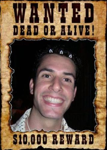 SE BUSCA, VIVO O MUERTO - Habiendo vuelto a mi las ganas de actualizar, no puedo dejar pasar la ocasión de hacerlo con Miguel, alias Pacho. <BR> <BR>Desaparecido hace algunos años en extrañas circunstancias, no se le ha vuelto a ver el pelo por el pueblo. Ya ni los más viejos del lugar se acuerdan de su aspecto, aunque con las modernas técnicas del retrato-robot, hemos podido hacer una reconstrucción aproximada de lo como pudo ser dicho sujeto (Véase imagen de arriba) <BR> <BR>Habiendo llamado a Paco Lobatón, habiendo buscado todas las entradas posibles en Google, incluso habiendo encargado en caso a los agentes de la TIA, Mortadelo y Filemón, podemos asegurar, sin miedo a equivocarnos, que no lo volveremos a ver por estos lares a no ser que, por propia voluntad, él mismo decida regresar, cosa que le agradeceríamos mucho y muchos. <BR> <BR>Miguel fue de los pocos que durante 2 décadas no falló ni una vez a la hora de venir al pueblo, de los pocos que se apuntaba a cualquier actividad o aventura por arriesgada y peligrosa que resultase. Gracias a él fundamos nuestra primera peña, El conejo si mal no recuerdo, aunque solo nos durara un par de días. Gracias a él jugamos y ganamos unos cuantos torneos de futbito, vengándonos de eternos enemigos, pues cuando él entraba al campo, adversarios y enemigos temblaban cual gelatina Royal; que grande, que crack. <BR>Mucho me temo que esos buenos tiempos pasaron y posiblemente no regresen jamás. <BR> <BR>Pero decidme amigos: ¿Quién no jugó con él alguna vez en la puerta de su garaje con sus jueguetes? ¿Quién no se la pagó más de una vez con él haciendo el tonto con la bicicleta? ¿Quién no se montó alguna vez en su moto y disfrutó por primera vez de la sensación de la verdadera velocidad? ¿Quién no disfrutó con él en el frontón durante las largas tardes de verano? ¿Quién no hizo alguna alguna locura procedente de su inspirada imaginación? Podemos estar orgullosos de haber participado con él en cada una de estas disparatadas aventuras. <BR> <BR>Nada más tengo que decir de semenjante personaje. Solo recordarle, por si alguna vez leyere lo que escribo, que aquí, en Fonfría, se le recuerda con mucho cariño y se le añora cada verano que pasamos sin él. Esperemos verle pronto y volver a disfrutar una vez más de su compañía. <BR> <BR>Hasta aquí mi homenaje al amigo Miguel, al primo Pacho, a un colega de toda y para toda la vida. <BR> <BR>Un saludo a tod@s y hasta la próxima. - Fotolog