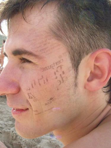 Albertini - Cansado estoy de los homenajes, así que creo que éste va a ser el último que haga... por ahora. Hay que cambiar el rumbo de este fotolog, y creo que ya tengo algo en mente... <BR> <BR>Y para acabar la era de los foto-homenajes, voy a hacerlo con otro de los que antaño se habló y mucho en el pueblo, en aliste y parte de Zamora. <BR>No es otro que Alberto, el portu. El mismo que hace unos años (no recuerdo ya cuántos, no tengo tanta memoria) nos abandonó y se fue a vivir a una isla (no desierta), lugar de vicios, mujeres y alcohol, en el cual se sintió como en casa desde el principio, jajajaja, que no lo lea Pachu. <BR> <BR>Sobre la foto, decir que me gustó desde el primer día que me la enseñó: con la crónica deportiva de un periódico del día anterior imprimida en toda la jeta; cuántas horas dormiría sobre él con una borrachera de espanto... <BR> <BR>Sobre su persona he de decir que hay pocos como él, para lo bueno y para lo malo. Como amigo no tiene precio, uno de los mejores y que siempre permanecerá en mi recuerdo. Qué jueves aquellos de fiesta por Zamora, qué Sábados en Alcañices, que tardes en el frontón cuasi solos... De este tipo solo guardo buenos recuerdos, quizás los mejores. <BR> <BR>Ahora viene a vernos una vez al año (más que otros). pero sigue sin ser suficiente, así que desde aquí pido que deje ya de una vez de simular a los de Perdidos y que vuelva a la Península, a tierra firme. <BR> <BR>Y aquí acaba mi aventura. Un abrazo muy fuerte para Alberto y otro para el resto. <BR> <BR>Un saludo a todos y hasta "no dentro de mucho". - Fotolog