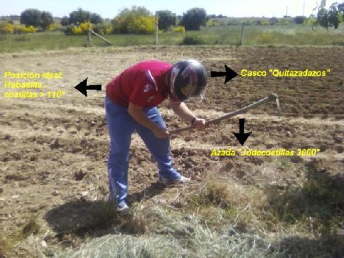 El futuro del agricultor - Renovarse o morir: un hecho. Y en la agricultura no va a ser diferente, no puede quedarse atrás. He aquí un claro ejemplo de por donde pueden ir los pasos de esa evolución en un futuro próximo. A medida que se agrava la crisis financiera en España y el gasóleo no deja de subir, la tradicional azada está ganando enteros para sustituir de nuevo al tractor. Además, con la proliferación de los productos ecológicos, este método arcaico de trabajar la tierra está viviendo una nueva juventud con lo que creo firmemente que a medio plazo será de nuevo el agro-útil más utilizado. Pero los tiempos cambian, y ahora ya no es posible ni siquiera limpiarse el culo sin haber realizado un curso de prevención de riesgos laborales, y aquí no va a ser diferente. Por eso, aunque algunos habráis notado algo cambiada la foto a como sería lo tradicional, no será de extrañar que muy pronto tengamos que acostumbrarnos a ver esta imagen en nuestros campos. Algunos pensaréis que soy un exagerado, incluso un iluso, pero yo os aseguro que si esto no cambia, algún día (no muy lejano), mi visión será un hecho. Un saludo a tod@s. Hasta pronto. - Fotolog